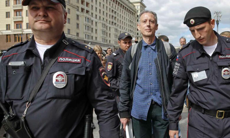 Russische Polizisten verhaften den britischen Schwulenrechtsaktivisten Peter Tatchell nach seinem Anti-Putin-Protest gegen die Misshandlung von LGBT-Personen in Russland am 14. Juni 2018 in Moskau. (Foto von Maxim ZMEYEV / AFP)