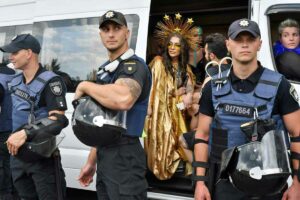 Mehr als 8000 Teilnehmer des Gay Pride in Kiew wurden von einem starken Polizeiaufgebot beschützt. (Foto: AFP/Genya Savilov)