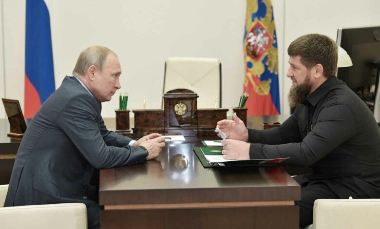 Der Chef der Tschetschenischen Republik Ramzan Kadyrow (R) spricht am 31. August 2019 mit dem russischen Präsidenten Wladimir Putin in der Staatsresidenz Novo-Ogaryovo außerhalb von Moskau. (Foto von Alexey NIKOLSKY / SPUTNIK / AFP)