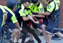 Bostoner Polizisten verhaften einen Demonstranten während der Straight Pride in Boston. (Foto: Joseph Prezioso/AFP)