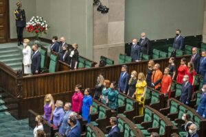 Der polnische Präsident Adrzej Duda mit seiner Gattin bei der Vereidigungszeremonie im polnische Sejm. Daneben eine Gruppe linker Abgeordneter in den Regenbogenfarben. (Foto: AFP/Wojtek Radwanski)