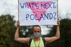Ein Teilnehmer hält ein Plakat mit der Aufschrift „What's next Poland?“ hoch. als Demonstranten sich am 19. August 2020 vor den europäischen Institutionen in Brüssel versammeln, um ihre Solidarität mit Polens LGBT-Gemeinschaft zu zeigen. Dutzende von Autoren und Regisseuren aus aller Welt unterzeichneten am 17. August 2020 einen offenen Brief, in dem sie Polens Regierungspartei beschuldigen, Homophobie zu dulden . Die Rechte von Homosexuellen sind in Polen in den letzten Jahren unter der populistischen PiS-Regierung zu einem Brennpunkt geworden. / AFP / Kenzo TRIBOUILLARD