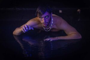 Die Fotografen von Male Beauty Shootings setzen Male Models wie Jinthe Martens als Vampir oder Werwolf in Szene: (Foto: Niels Brähler)