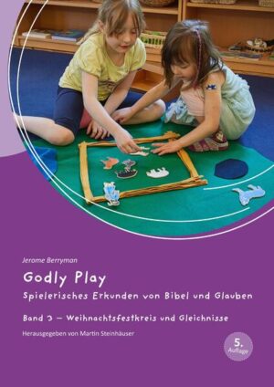 Godly Play ist ein Konzept spiritueller Bildung. Es lädt Kinder, Jugendliche und Erwachsene dazu ein, Grundfragen ihres Lebens und Glaubens nachzugehen und eine Sprache für diese Auseinandersetzungen zu finden. Auf spielerische und kreative Weise verknüpft Godly Play Impulse aus der Montessori-Pädagogik mit biblischen Geschichten und christlichen Traditionen. Das Konzept wurde seit 1970 von Jerome Berryman (USA) entwickelt und wird seit ca. 2003 in Kirchgemeinden, Kindergärten, Schulen und anderen Bildungsorten im deutschsprachigen Raum eingesetzt und dabei stetig weiterentwickelt. Der Praxisband „Weihnachtsfestkreis und Gleichnisse“ enthält 21 Darbietungen: - zur Zeit zwischen Advent und Epiphanias - zu sechs Gleichnissen - zu darauf bezogenen Vertiefungsdarbietungen, z.B. in der Kombination mehrerer Geschichten. Sorgfältig formulierte Anregungen zum Erzählen, Verwenden von Materialien und Eröffnen von Gesprächen wecken die Vorstellungskraft und laden nicht nur Kinder zum Erkunden ein. Das Buch enthält außerdem Kopiervorlagen für sog. „Elternbriefe“ zu den meisten Darbietungen. Für die vorliegende 5. Auflage wurden wiederum einige Details überarbeitet. Weiterhin regt ein neuer, praxisorientierter Text zur Frage der Gottesbilder bei Godly Play zur Vertiefung an (über QRC/URL erreichbar).