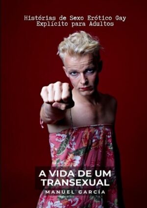 Este livro é uma criação de Manuel García, uma verdadeira mina de prazeres proibidos e encontros apaixonados, especialmente concebida para satisfazer os apetites eróticos mais audaciosos dos leitores adultos homossexuais. Prepare-se para mergulhar em um turbilhão de desejos inconfessáveis, em um universo erótico que queima de paixão e sedução. Graças à sua escrita magnética e sensual, García acaricia suas fantasias mais secretas, levando você a uma jornada além dos limites da intimidade masculina. A obra desafia as convenções e quebra todos os tabus, oferecendo um vislumbre dos encontros mais explosivos, das conexões mais profundas e dos prazeres mais extasiados. As páginas deste livro revelam histórias que o prenderão às palavras, despertando um desejo que você não poderá ignorar. Deixe-se levar por mundos desconhecidos, onde o pecado é o motor das emoções mais intensas. Os personagens criados por García se revelam em encontros transgressores, em momentos de paixão sem limites, em uma sinfonia de desejo que acende suas fantasias mais obscuras. A escrita provocante e detalhada de Manuel García é uma explosão de sensualidade que o fará estremecer de prazer. Através de suas histórias, ele o convida a explorar sua sexualidade sem inibições, a se entregar aos seus instintos mais profundos, sem remorso ou restrições. O presente trabalho de ficção é o passaporte para um mundo de luxúria e aventuras proibidas. Não deixe escapar esta leitura que o levará a um território de prazer intenso, de sonhos audaciosos e sensações que farão sua pele arrepiar. Sente-se, relaxe e permita-se desfrutar de uma leitura que o fará experimentar emoções ilimitadas, que estimulará sua imaginação e acenderá uma chama de desejo indomável. Essas histórias estão esperando por você, prontas para levá-lo além dos limites do prazer, onde a paixão é soberana e o êxtase é sua companheira de viagem.