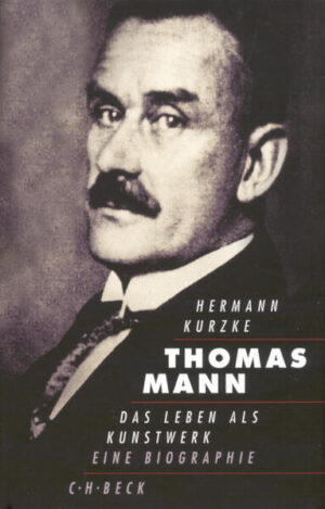 Thomas Mann gilt als kalt und hoffärtig - faszinierend, aber ein Scheusal. Mit virtuoser Disziplin hielt er eine Fassade aufrecht, ohne die zu leben er unerträglich gefunden hätte. Nur im Werk war er frei, teilte er seine Geheimnisse mit, geschützt durch die indiskrete Diskretion der Kunst. Liebe und Tod, Politik und Religion sind die Schwerpunkte einer Lebensbeschreibung, die uns den Scheuen, Verschlossenen nahebringt wie keine bisher. Vermutlich wissen wir über keinen Deutschen so viel wie über Thomas Mann. Wir sind nicht nur über seinen äußeren Lebensgang vom Kaiserreich, über Weimarer Republik und Exil bis zu den letzten Jahren bestens informiert, sondern auch über seine innere Biographie. Er kann deshalb als ein exemplarischer Mensch dienen. Das Leben demonstriert an ihm all seine Finessen. Die intimsten Dinge der Menschen hinterlassen in der Regel keine wissenschaftlich verwertbaren Spuren. Nur bei Dichtern ist das manchmal anders, weil sie ihre Geheimnisse ins Werk hineinzaubern. Thomas Manns Dichtungen sind die wichtigste neue Quelle dieser Biographie - zugleich diejenige, die von den bisherigen Lebensbeschreibungen am wenigsten beachtet wurde. Dazu kommt allerlei andernorts Verstecktes und manches bisher nirgends Publiziertes. Nicht nur die stillen Liebesgeschichten Thomas Manns - es sind ziemlich viele - lassen sich auf diese Weise plastisch vergegenwärtigen. Gegen das immer neue Anrennen zerstörerischer Mächte - die frühe Entwurzelung, die Erschütterungen durch Krieg und Exil, die erotischen Heimsuchungen - immer wieder mit Witz und Glück und zäher List das Kunstwerk dieses Lebens aufzurichten, dem inneren und äußeren Chaos zu widerstehen, den Bürger zu spielen ohne so recht einer zu sein, der inneren Verzweiflung nicht stattzugeben: das war eine fast übermenschliche Leistung. Daß Thomas Mann ein großer Dichter, aber ein kleiner Mensch gewesen sei, das soll nach diesem Buch keiner mehr behaupten. Intim wie keine bisherige, will diese Biographie zwar alles sagen, aber nicht billiger "?Entlarvung" halber, sondern um alles zu verstehen. Liebe und Tod, Religion und Politik sind die Hauptthemen. Die Nebenthemen sind nicht weniger reizvoll - die Dienstboten und das Rauchen, der Selbst-mord und die Astrologie, der Papst und Ernst Jünger, Kinder und Hunde, Klärchen und Kläuschen und daß Thomas Mann die Gebirgszither gespielt habe mit herzlicher Hingabe...