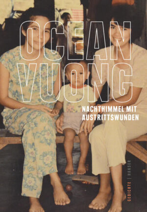 Die Gedichte von Ocean Vuong - Autor des gefeierten Debütromans Auf Erden sind wir kurz grandios Ich wusste nicht, dass der Preis / dafür, ein Lied zu / betreten, der Verlust / des Rückwegs ist. Hier ist sie wieder, die unverwechselbare Stimme von Ocean Vuong, die einen sofort in Bann zieht - ob in seinem gefeierten Roman 'Auf Erden sind wir kurz grandios' oder in diesem Gedichtband, der Vuongs Ruhm begründet hat. In den zwischen Versform und Prosa changierenden Gedichten beschwört Vuong seine Vergangenheit herauf: die Kindheit, die Liebe zum Vater, die Gewalt, die er als schwuler Sohn vietnamesischer Einwanderer auch im Land der erträumten Freiheit Amerika erfährt. Sein preisgekrönter Lyrikband wagt es, mit unerhörter Dringlichkeit und grandioser Poesie die Wunden der Menschheit zu erkunden.