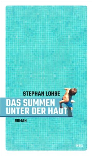 »Ein warmherziger Roman über die Schönheit und den Schmerz der ersten Liebe, über Freundschaft und über die Grenze dazwischen. Stephan Lohse findet dafür eine zarte Sprache mit umso eindrücklicheren Bildern.« Isabel Bogdan Hamburg, 1977. Julle ist vierzehn Jahre alt. Kurz vor den Sommerferien bekommt er einen neuen Mitschüler, Axel. Sofort ist Julle verliebt. Dass er schwul ist, weiß keiner. Bis auf seine Schwester und seine Mutter vielleicht, Mütter sollen so etwas ahnen. Julle zählt die Stunden, die er Axel kennt, und freundet sich mit ihm an. Zusammen gehen sie ins Freibad, füttern Axels Kaninchen und entdecken eine versteckte, halb abgebrannte Hütte im Wald. Als sie deren Geheimnis beinahe gelüftet haben, ist Axel plötzlich verschwunden - und Julle ahnt, dass nach diesem Sommer nichts mehr so sein wird wie davor. Mit viel Fantasie, Einfühlungsvermögen und Witz erzählt Stephan Lohse von zwei Jungen und den Dingen im Leben, die alles bedeuten. Das Summen unter der Haut ist ein Roman über Liebe und Freundschaft, über das Aufwachsen in den siebziger Jahren - einer Vergangenheit, wie sie vielleicht nie war, aber hätte sein sollen. Und über einen aufregenden Sommer, der alles verändert.