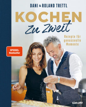 Das erste Kochbuch vom charmanten Fernsehkoch! Jetzt endlich erscheint das erste Kochbuch von Roland Trettl mit über 80 Rezepten. Hier lädt er zum Nachkochen ein mit seinen von Südtirol und Italien inspirierten Gerichten wie Rote-Beete-Knödel, Heidelbeer-Datschi oder Safran-Risotto. In diesem Buch vermittelt er seine Kochideen auf die von Fans geliebte sympathische und direkte Art und Weise. Dabei steht bei jedem Rezept das Würz-Detail zentral im Raum, um die besten Seiten eines Gerichtes hervorzubringen. Mit eigens erstellten Fotos vom Küchenchef persönlich bebildert stellt Trettl zusammen mit seiner Frau Dani einfache, alltagstaugliche Rezepte für zwei mit individueller Note vor. Gemeinsam kochen und gemeinsam genießen ist das Motto dieses Buchs. Ausstattung: ca. 130 farbige Fotos