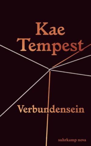 Kae Tempests erster großer Essay ist zugleich intimes Selbstporträt, hellsichtige Zeitdiagnose und mitreißendes Plädoyer für mehr Selbstsorge, Empathie und Gemeinsinn. Verletzlich und unverstellt erzählt das literarische und musikalische Ausnahmetalent von Ängsten, Rauschzuständen und dem zerstörerischen Wunsch nach Anerkennung - und fragt nach nicht weniger als dem richtigen Leben: Wie erkenne ich meinen Selbstwert in einer Welt, die vor allem auf Gewinn aus ist? Wie könnte eine Gesellschaft aussehen, die nicht von Leistung und Selbstoptimierung, sondern von Nähe und Miteinander geprägt ist? Wie lässt sich Apathie in Hingabe und Neugier verwandeln? Antworten findet Kae Tempest in einer Politik des Mitgefühls und der schöpferischen Kraft: Wo Einsamkeit und Isolation um sich greifen, können Kunst und Kultur auf besondere Weise gemeinschaftsstiftend wirken und inniges Verbundensein spürbar machen - Verbundensein mit uns selbst, unseren Nächsten und dem gesellschaftlichen Umfeld.