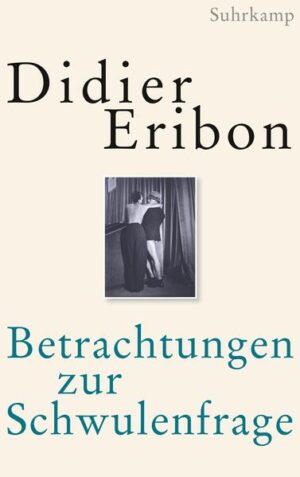 Als Didier Eribons Betrachtungen zur Schwulenfrage 1999 in Frankreich erschienen, wurde das als Ereignis gefeiert. Schnell etabliert sich das Buch als Klassiker und Gründungsdokument der Queer Studies. Eribon legt darin eine neue Analyse der Bildung von Minderheitenidentitäten vor, an deren Anfang die Beleidigung steht. Es geht um die Macht der Sprache und der Stigmatisierung, um die Gewalt verletzender Worte im Rahmen einer allgemeinen Theorie der Gesellschaft und der Mechanismen ihrer Reproduktion. Nun liegt das Werk erstmals in deutscher Übersetzung vor. Eribons Analyse setzt ein mit einer fulminanten »Sozialanthropologie« der gelebten Erfahrung, in der zentrale Etappen der Konstitution einer homosexuellen Identität nachgezeichnet werden. Auf sie folgt eine historische Rekonstruktion der literarischen und intellektuellen Dissidenz sowie der »homosexuellen« Rede - von den Oxforder Hellenisten in der Mitte des 19. Jahrhunderts über Oscar Wilde und Marcel Proust bis zu André Gide im 20. Jahrhundert. Die Untersuchung mündet in einer Neuinterpretation von Michel Foucaults philosophischem Denken über Sexualität, Macht und Widerstand. In der brillanten Verknüpfung von Soziologie, Literatur und Philosophie bietet dieses große Buch mehr denn je Werkzeuge für all jene, die über Differenz und Emanzipation nachdenken wollen.