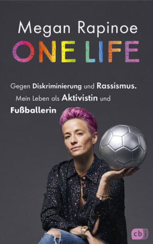 »An all die LGBTQIA+ Kids da draußen: Ich sehe euch. Ich höre euch. Und ich werde für euch kämpfen, mit jedem Atemzug.« Megan Rapinoe: Fußballstar, Weltmeisterin, Olympia-Gold-Siegerin und furchtlose Kämpferin für die Rechte der LGBTQ-Community und für die Black Lives Matter-Bewegung. Ihr solidarischer Kniefall für den Schwarzen Football-Spieler Colin Kaepernik in 2016 ist unvergessen, ebenso ihre Kampfansage gegen Donald Trump. Für ihre Vision von einer gerechteren Welt erhebt Rapinoe ihre Stimme unermüdlich gegen Rassismus und Ausgrenzung, gegen Unrecht und Ungerechtigkeit. Nahbar und lebendig erzählt sie, wie sehr ihr Leben immer schon von mutigen Entscheidungen und dem Verteidigen ihrer Werte geprägt war. Und sie inspiriert ihre Leser*innen, wie alt sie auch sein mögen, in diesem einen Leben im eigenen Umfeld etwas zu bewirken und die Welt zu einem besseren Ort zu machen. Fesselnd, inspirierend und auf Augenhöhe, erzählt von der Fußball-Ausnahmesportlerin Megan Rapinoe. Mit über 30 persönlichen Schwarzweißfotos.