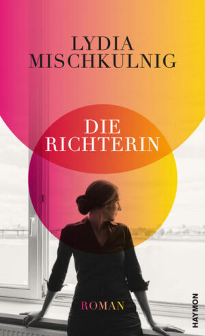 RICHTERIN ÜBER DAS SCHICKSAL: LYDIA MISCHKULNIGS SPRACHGEWALTIGES PSYCHOGRAMM GIBT EINSICHT IN DIE WELT EINER ASYLRICHTERIN. Eine Asylrichterin taumelt zwischen Macht und Ohnmacht Gabrielle ist Asylrichterin. Auf ihr Geheiß hin dürfen Menschen im Land bleiben - oder müssen es verlassen. Täglich bestimmt sie über Schicksale. Doch worauf fußen diese Urteile? Sind es sachlich nachvollziehbare Gründe? Sind sie politisch motiviert? Wirken dabei unbewusst auch persönliche Sympathien mit? Die Entscheidung, die Gabrielle heute trifft, kann morgen unter neuen Umständen schon wieder falsch erscheinen. Die Konsequenzen aber sind nicht rückgängig zu machen. Als das Gerücht umgeht, jemand wolle sich für ein Urteil an Gabrielle rächen, gerät ihr Leben aus den Fugen. Wird sie verfolgt? Oder ist alles nur Einbildung? Was wirklich ist, verliert für sie immer mehr seine Konturen. Lydia Mischkulnig stellt längst überholte, aber immer noch verbreitete Rollenbilder auf den Kopf Gabrielle ist eine Frau in einer Machtposition. Während sie am Gericht einen Beruf mit gesellschaftlicher und politischer Reichweite ausübt, geht ihr frühpensionierter Mann zuhause seinem Putzzwang nach. Eigentlich hat sich das kinderlose Paar gut eingerichtet. Aber auch dort wird die vermeintliche Ordnung erschüttert. Als Gabrielle eines Tages nach der Arbeit nach Hause kommt, glaubt sie ihren Augen nicht: Trägt ihr Mann tatsächlich heimlich ihre Kleider? Welche Unsicherheiten tun sich für die Asylrichterin auch im scheinbar sicheren Rückzugsgebiet des Privaten auf? Ein feinnerviger Roman mit unterschwelligem Sog Jedes Ja, jedes Nein, jedes Schweigen, jedes Handeln - jede unserer Entscheidungen besitzt Tragweite. Welche Entscheidungen werden für uns getroffen? Und was bedeutet das für unser Dasein als Frau oder Mann? Lydia Mischkulnig ist eine sprachmächtige und unbestechliche Beobachterin: Mit psychologischem Tiefgang gibt sie Einblick in einen Berufsalltag, der uns sonst verschlossen bleibt. Schonungslos spürt sie die Sprünge auf, die unseren fragilen, vermeintlich klaren Blick auf die Welt durchziehen.