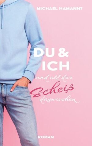 Ein heiterer Coming-of-Age-Roman über Freundschaft, Vorurteile, das Erwachsenwerden und die Liebe. »Ich bin schwul, aber du kannst mich Daniel nennen.« Mit diesen Worten stellt sich Daniel dem Macho Nico vor, mit dem er sich auf dem Internat ein Zimmer teilen muss. Aber Nico kann Schwuchteln nicht ausstehen! So machen sich die Jungs das Leben erst mal zur Hölle. Zum Glück gibt es da aber noch Sofie mit dem ketchuproten Haar, die immer wieder dazwischenfunkt und die beiden zur Räson bringt. Doch obwohl Sofie das Herz auf der Zunge trägt, hat sie schreckliche Angst vor ihren Gefühlen. Und auch Daniel und Nico haben ihre Geheimnisse ... Auszug »Ich heiße Nico und ich hab mir das linke Bett gekrallt, nur damit du schon mal weißt, was Sache ist.« Ich verschränke die Arme vor der Brust und grinse. Mit diesem Grinsen kriege ich alle rum. »Wenn du Spaß haben willst, musst du dich nur an mich halten. Die Mädchen stehen auf mich! Hier, fühl mal!« Ich spanne meinen Bizeps an. »He, so wie wir beide aussehen, werden die bei uns Schlange stehen. Dieses Jahr wird eine einzige große Party. Was sagst du?« Er lächelt, so von oben herab, und bringt mich damit sofort auf hundertachtzig. Und dann sagt er: »Ich bin schwul, aber du kannst mich Daniel nennen.« »Was?« Ich mache einen Satz zurück und knalle gegen mein Bett. »Ich sagte: Du kannst mich Daniel nennen.« Er neigt den Kopf zur Seite. »Lass mich raten! Du bist einer dieser kleinen Machos, die nicht mal vor einem Astloch haltmachen. Hauptsache, das Ding ist weiblich, richtig?« »Eine Schwuchtel?« »Bravo!« Er klatscht. »Ein Schnelldenker.«