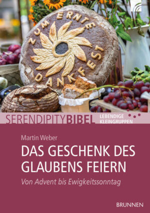 Das neue Heft für Hauskreise und Kleingruppe in der Gemeinde dreht sich um die Bedeutung der Feste des christlichen Glaubens. Ein Leben ohne Feste gleicht einer weiten Reise ohne Einkehr“ wusste schon Demokrit vor langer Zeit. Wie viel reicher erlebt man das Feiern christlicher Feste, wenn man begreift, welche tiefe Bedeutung dahintersteckt! Feste erheben sich über den gewohnten Trott des Alltags. Sie unterbrechen und ordnen unser Leben, schaffen Vertrautheit und stiften Nähe. Im Feiern nehmen wir teil an Gottes Taten und erleben diese als wohltuendes Geschehen für unser Leben. Im neuen Heft unserer bewährten Serendipity-Reihe betrachten wir die bedeutendsten Feste des christlichen Glaubens. Dabei gehen wir chronologisch durch das Leben Jesu: von seiner Geburt bis zu seiner Wiederkunft - von Advent bis zum Ewigkeitssonntag. Martin Weber erklärt Zusammenhänge, malt viele Details lebendig vor Augen, sodass dieses Bibelstudienheft sowohl für „Anfänger“ als auch „Fortgeschrittene“ im Glauben gewinnbringend sein wird. „SERENDIPITY“: Das ist das Geschenk, zufällig glückliche Entdeckungen zu machen. Genau darum geht es beim Arbeitsmaterial für lebendige Kleingruppen und Hauskreise: dass Menschen zusammenkommen, ihre Erfahrungen austauschen, der Bibel begegnen und dabei wertvolle Entdeckungen für ihr Leben machen.