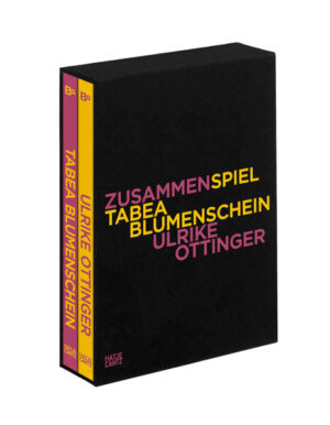 »Sie, eine Frau von hoher Schönheit, geschaffen wie keine andere, Medea, Madonna, Iphigenie, Aspasia zu sein, beschloss an einem sonnigen Wintertag, ihrer Einsamkeit zu entfliehen und La Rotonda zu verlassen. Sie löste ein Ticket Aller jamais retour. Berlin Tegel.« So begann im Jahr 1979 Ulrike Ottingers Film Bildnis einer Trinkerin - die Frau von hoher Schönheit war Tabea Blumenschein. Neun Jahre lebten und arbeiteten die beiden im West-Berlin der 1970er zusammen. Unbekümmert gegenüber allen Konventionen, liebte Tabea Blumenschein die Verwandlung: in hunderten Fotosessions spielten die Künstlerinnen mit Identitäten und Rollenbildern und offenbarten in einer unverwechselbaren, avantgardistischen Ästhetik Geschlecht als eine performative Konstruktion. Erstmals verbinden diese Bücher Blumenscheins zeichnerische Arbeiten mit Ottingers Fotografien aus der Zeit der gemeinsamen Performance-Sessions und lassen beide Perspektiven einander begegnen. ULRIKE OTTINGER (*1942) gehört zu den bedeutendsten deutschen Filmemacherinnen. 1973 zog sie nach Berlin und wurde zur Pionierin der avantgardistischen Filmkunst. Ottingers fotografische Arbeiten, Spiel- und Dokumentarfilme wurden auf den wichtigsten internationalen Festivals und zahlreichen Retrospektiven gezeigt. TABEA BLUMENSCHEIN (1952-2020) wurde in den 1970er- und 80er-Jahren zur Kultfigur der queer-feministischen Bewegung und des West-Berliner Undergrounds. Rund zehn Jahre spielte sie als Hauptdarstellerin und Kostümbildnerin eine tragende Rolle in Ottingers Filmen und war Teil des Avantgarde-Punk Kollektivs "Die tödliche Doris". In den 1990er-Jahren zog sie sich aus der Öffentlichkeit zurück, blieb jedoch bis an ihr Lebensende künstlerisch tätig.