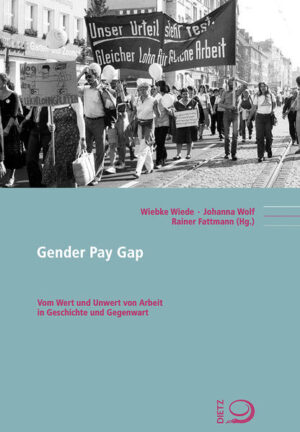 Der Gender Pay Gap ist ein vielschichtiges historisches Phänomen. Es ist verknüpft mit ungleichen Bewertungen von Arbeit auf den Arbeitsmärkten, mit Geschlechterbildern, die sich im Zeitverlauf nur langsam wandeln, und einer ungleichen Verteilung von Haus-, Sorge- und Erwerbsarbeit. Die Autorinnen zeichnen die Bedingungen der ungleichen Bezahlung aus unterschiedlichen Perspektiven exemplarisch nach. In der Bundesrepublik Deutschland verdienten Frauen im Jahr 2021 pro Arbeitsstunde etwa 18 Prozent weniger als Männer. Der Abstand in der Entlohnung wird seit Langem politisch und wissenschaftlich diskutiert. Dennoch verringert sich die Ungleichheit nur langsam. Existenz und Dauerhaftigkeit des Phänomens sind allerdings länderübergreifend. Der Band fragt aus der Perspektive von Geschichtswissenschaft, Soziologie, Rechts- und Wirtschaftswissenschaften nach historischen und gegenwärtigen Ausprägungen und Ursachen des Gender Pay Gaps.