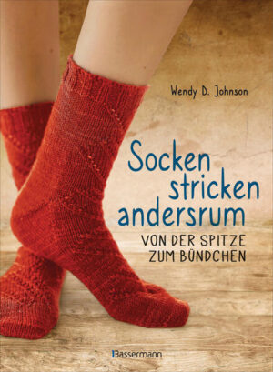 Dieses Buch zeigt eine sensationell einfache Methode, mit der Anfänger und fortgeschrittene Strickerinnen Socken passgenau anfertigen können. Gestrickt wird von den Zehen zum Schaft, der so genau die gewünschte Länge erhält. Zur Auswahl stehen 20 Sockenmodelle, die Spaß am Stricken garantieren, und dazu gibt es noch verschiedene Anschlag-, Spitzen- und Fersenlösungen. Neuausgabe des Bestsellers Die sensationell einfache und passgenaue Strickmethode: Gestrickt wird von den Zehen zum Schaft, der so genau die gewünschte Länge erhält Mit unterschiedlichen Anschlag-, Fersen- und Bündchenlösungen Für Strickanfängerinnen und -expertinnen geeignet Ausstattung: durchgehend farbige Abbildungen