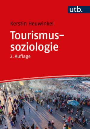 Alle Ansätze und Paradigmen im Überblick Tourismus nur durch die ökonomische Brille zu betrachten, greift zu kurz. Die Tourismuswirtschaft ist bedingt durch gesellschaftliche Zustände und Praktiken. Schließlich agieren Besucher:innen, Einheimische und touristische Dienstleister:innen miteinander. Auf dieses Beziehungsgeflecht geht Kerstin Heuwinkel ein: Sie stellt tourismussoziologische Ansätze und Paradigmen vor, skizziert wichtige Methoden und vermittelt die Vielzahl von soziologischen Zugängen zum Tourismus - z. B. Werte und Normen, Rollen, Macht und Identität. Soziologische Anwendungsfelder skizziert sie zudem - u. a. Verantwortung im Tourismus, Mobilitäten, Embodiment und soziale Medien. Ein Buch für Studierende der Tourismuswissenschaft, Soziologie und Humangeografie.