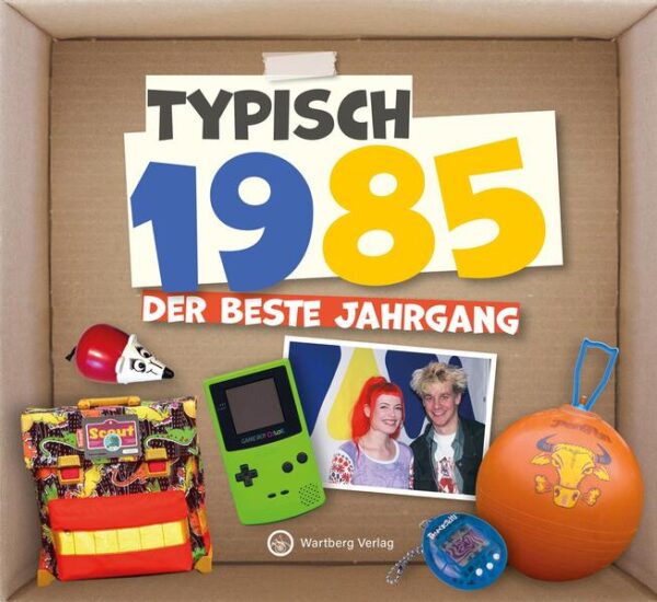 Typisch 1985 - Der beste Jahrgang Das perfekte Geschenk und persönliche Mitbringsel zum runden Geburtstag! Mit diesem wunderschön gestalteten Geschenkbuch entführen wir Sie zurück in Ihre Kindheit und Jugend. Viele zeittypische Bilder mit Schmunzelfaktor sorgen garantiert für Aha-Erlebnisse. Kurzweilige Texte zu Themen wie Spiele und Geschichten, Schule und Freizeit, Film und Fernsehen, Mode und Musik, Technik und Mobilität wecken jede Menge schöner Erinnerungen an die bunteste und prägendste Zeit im Leben. Öffne die Schatzkiste der Erinnerungen und tauche ein in die aufregende Zeit deiner Kindheit und Jugend! ➢ Ein originelles Geschenkbuch zum Geburtstag für Frauen und Männer ➢ Viele emotionale Fotos und Abbildungen aus der Zeit ➢ Spannende Infos zu Sport, Mode, Kino, Kultur, Technik … ➢ Modern gestaltetes Geschenkbuch mit 48 Seiten, Festeinband (Maße: 16,5 x 15 cm)