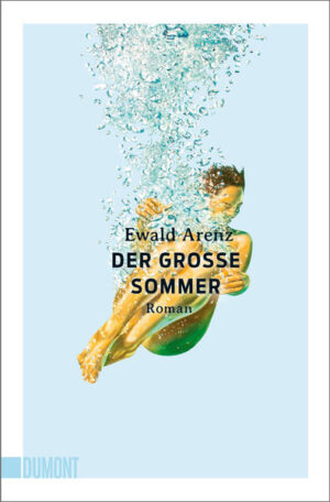 Die Zeichen auf einen entspannten Sommer stehen schlecht für Frieder: Nachprüfungen in Mathe und Latein. Damit fällt der Familienurlaub für ihn aus. Ausgerechnet beim gestrengen Großvater muss er lernen. Doch zum Glück gibt es Alma, Johann - und Beate, das Mädchen im flaschengrünen Badeanzug. In diesen Wochen erlebt Frieder alles: Freundschaft und Angst, Respekt und Vertrauen, Liebe und Tod. Ein großer Sommer, der sein ganzes Leben prägen wird. Hellsichtig, klug und stets beglückend erzählt Ewald Arenz von den Momenten, die uns für immer verändern.