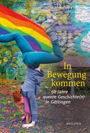 Emanzipation und Sichtbarkeit: Über queeres Engagement jenseits der Metropolen. Queere Geschichte ist nicht nur eine Geschichte von Metropolen: Der vorliegende Band dokumentiert queere Bewegungsgeschichte(n), Aktivismus und vielfältige Formen der Selbstorganisation von Lesben, Schwulen, Bisexuellen, Trans*, Inter* und (anderen) Queers in Göttingen. Was mit der Gründung einer ersten Schwulengruppe 1972 begann, hat fünf Jahrzehnte später zahlreiche gesellschaftspolitische Veränderungen begleitet und (lokale) Geschichte mitgeprägt. Liberalisierung und Anerkennung, aber auch der Rückzug ins Private und neue Formen von Ausgrenzung und Diskriminierung zeichnen sich für LSBTIQ* ab. Eine Vielzahl an Begegnungsräumen, Orten für Empowerment, Beratungs- und Unterstützungsangebote, Partys und Demos spiegel(te)n das wandelnde Selbstverständnis und die Kämpfe queerer Communities wider. Aktivist*innen, Zeitzeug*innen und Wissenschaftler*innen berichten, wie sich Menschen in der Universitätsstadt gegen heteronormative Verhältnisse organisiert und für die Gleichstellung vielfältiger Lebensweisen stark gemacht haben. Sichtbar wird, wieviel in den vergangenen 50 Jahren erreicht worden ist, deutlich wird aber auch, wofür sich weiter zu kämpfen lohnt. In Kooperation mit der Stiftung Leben & Umwelt / Heinrich Böll Stiftung Niedersachsen.