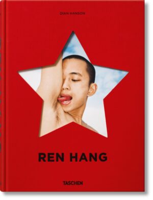 Ren Hang, der sich am 23. Februar 2017 mit nur 29 Jahren das Leben nahm, war ein ganz untypischer Rebell, zurückhaltend, scheu und zeitlebens von Depressionen geplagt. In seiner Heimat Peking war der Fotograf den Behörden ein stetes Ärgernis, zu sehr verletzten seine mit Geschlechteridentitäten spielenden Bilder die moralischen und sozialen Tabus in China. Er selbst sagte: Ich sehe mein Werk nicht wirklich als Tabubruch, weil ich nicht so sehr in kulturellen oder politischen Zusammenhängen denke. Ich verschiebe Grenzen nicht absichtlich, ich mache nur meine Arbeit. Hang fotografierte seine Modelle - Freunde und in seinen letzten Lebensjahren auch zunehmend Fans - zumeist nackt und in oft surreal anmutenden Arrangements, häufig im Freien, hoch in Baumkronen oder auf den schwindelerregenden Dächern von Peking, gestapelt wie Bauklötze, die Köpfe in Kraken gewickelt, mit Telefonleitungen und Blumen, die aus Körperöffnungen sprießen, mit lustvollen Erektionen, verblüffenden Accessoires, mal ausgelassen verspiel, mal traumverloren melancholisch - was auch immer ihm gerade in den Sinn kam. In einem Interview fragte ihn 2013 die Zeitschrift VICE: [E]s gibt da eine Menge Schwänze  magst du einfach Schwänze? Ren antwortete: Es sind nicht nur Schwänze, an denen ich interessiert bin, ich bilde jedes Organ gerne auf frische, lebendige und emotionale Weise ab. Über die Social Media hatte Ren Hang sich schnell eine immense internationale Popularität erworben, und seine Fans besuchen noch immer eifrig seine Website und seine Accounts bei Facebook, Instagram und flickr. Seine Fotos waren in seiner kurzen sechsjährigen Karriere Gegenstand von über 20 Einzel- und 70 Gruppenausstellungen rund um den Globus, u.a. in Tokio, Athen, Paris, New York, Kopenhagen, Frankfurt, Wien und, ja, sogar Peking. Im Eigenverlag veröffentlichte er in Kleinstauflagen sechzehn Monografien, heute allesamt von Sammlern heiß begehrt. TASCHENs Ren Hang ist die erste internationale Kollektion seiner Arbeiten und umspannt seine gesamte viel zu kurze Karriere mit vielen nie zuvor gesehenen Fotos. Wir finden Trost in der Erinnerung an Rens Freude, als er das Buch erstmals in der Hand hielt.