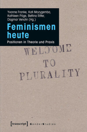 Im Fokus des Bandes stehen aktuelle feministische Positionen. Die Beiträge bieten Einblicke in ausgewählte Forschungsbereiche, Themenfelder sowie Aktionsformen und fragen nach inhaltlichen Überschneidungen und möglicher feministischer Solidarität. Theoretische Beiträge wie beispielsweise von Maureen Maisha Eggers und Sabine Mohamed zum Schwarzen feministischen Denken, Frigga Haug zu marxistisch-feministischen Ansätzen oder von Karen Wagels zu queerfeministischen Positionen stehen dabei gleichberechtigt neben Beiträgen, die aus feministischen Themenfeldern und Praxen berichten. Frauengesundheitspolitik, wendo und die Frauenhausbewegung als eher klassische feministische Felder werden ebenso beleuchtet wie die Möglichkeiten des Web 2.0, mit denen sich Kübra Gümüsay und Nadia Shehadeh beschäftigen. Feministische Künstler*innen und Aktivist*innen wie Sookee, Bernadette LaHengst oder Kerstin und Sandra Grether erweitern das Spektrum durch ihre künstlerischen Ausdrucksformen.