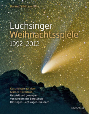 Die Luchsinger Weihnachtsspiele wurden von 1992 - 2012 von den Kindern der Bergschule Hätzingen, Luchsingen, Diesbach gespielt und gesungen. Roland Schiltknecht, Lehrer und Musiker, hat insgesamt elf von ihm geschriebene Dialektspiele mit Texten, Fotos und hörbaren Audiospuren zu einem Buch zusammengestellt. Die gesammelten Dialektspiele mit den zahlreichen Volksliedern sind nicht nur Erinnerungen: So wie etwa die Geburt im Stall auf dem Berghofs «Zetris» - nach einem Lawinenunglück Luchsingen, 1954 - berühren die Lebensgeschichten aus dem hintersten Glarnerland die Herzen der LeserInnen und HörerInnen.