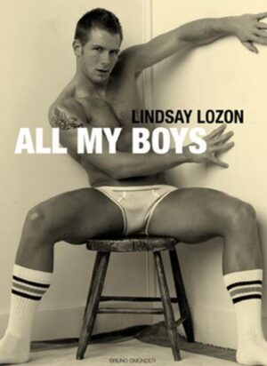 Lozons verführerische Boys zeigen sich diesmal auch in Farbe - Erfrischend! Lindsay Lozon ist ein Ausnahmekünstler, er reduziert seine Settings aufs Notwendigste und überlässt seinen jungen Modellen das Feld. Das Ergebnis sind erfrischende, lustige und überraschend vielseitige Fotografi en. Der Fotograf lässt keinerlei Starallüren erkennen, er ist für seine Modelle da und nicht umgekehrt. Lozons Boys sind durchweg schlank, unbehaart und sportlich, und dennoch zeigt jeder einzelne Charakter. Über bloße Pin-Up-Fotografi e geht ALL MY BOYS weit hinaus! Erstmalig zeigt der Fotograf auch Portraits in Farbe - Lecker!