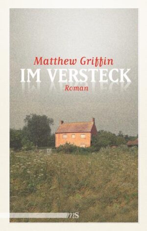 Wenn wir gestorben sind, wird sich niemand an uns erinnern. Niemand wird unsere Fotos anschauen, und das, was wir nicht erzählt haben, wird nicht in ihren Köpfen fortleben. Es wird sein, als wäre das alles nie geschehen. Matthew Griffins Roman Im Versteck erzählt, von einer Beziehung, die keine Spuren hinterlassen hat. Wendell und Frank haben sich in den Vierzigerjahren gefunden und in ein kleines Häuschen am Stadtrand zurückgezogen, weil Gesetze und Moralvorstellungen sie ins Versteck gezwungen haben. Es gibt keinen einzigen Zeugen ihres Glücks, fast nie verlassen sie gemeinsam das Haus. Das Doppelleben ist ihnen so zur zweiten Natur geworden, dass sie es auch dann nicht aufgeben können, als es keinen Grund mehr dafür gibt. Die Schwulenbefreiung geht an ihnen vorbei. Griffin erzählt von zwei knorrigen Südstaatlern Mitte achtzig. Jeder bedeutet dem andern die ganze Welt, doch als Frank einen Schlaganfall bekommt und langsam dement wird, beginnt ein mal tragischer, mal komischer Kleinkrieg. Der eine kann keine Schwäche zuzugeben, der andere muss stark sein, damit der Alltag funktioniert. Sie sind auf Hilfe angewiesen und haben Angst vor jedem Fremden, der sie erkennen könnte. Und was bleibt am Ende, wenn Franks Demenz die Erinnerung an ihr Zusammenleben auslöscht, wenn kein Foto, kein Freund bezeugen kann, was einmal war? Mit zurückgenommener, doch ungemein eindringlicher Sprache erzählt Matthew Griffin von Höhen und Tiefen dieser lebenslangen Liebe gegen die Gesellschaft. Ein schönes, trauriges, unvergessliches Buch.