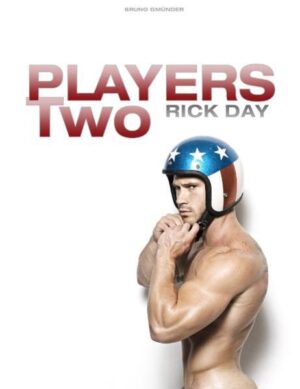 Die geniale Fortsetzung des Bestsellers Players Riesig war der Erfolg, den Rick Day gleich mit seinem ersten Bildband Players landen konnte. Magazine aus aller Welt zeigten seine Arbeiten zur Begeisterung ihrer Leser auf Titelseiten und in Bildstrecken. Nach zwei Jahren des Wartens kommt nun mit Players Two eine Fortsetzung in opulentem Format, die Rick Days Status als Porträtist männlichen Sexappeals weiter festigen wird. Über die Qualität seiner Arbeiten ließen sich viele Worte verlieren - am stärksten sind Days Bilder aber nach wie vor, wenn man sie für sich selbst sprechen lässt.