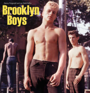 Die Fotografien von Danny Fitzgerald sind ein unentdeckter Schatz, denn er gehört wahrlich zu den großen Fotografen des 20. Jahrhunderts. Brooklyn Boys führt zum ersten Mal seit der Entstehung seiner Fotos in den 50er und 60er Jahren sein Werk in einem Umfang zusammen, der die ungeheure Intensität seiner Bilder vor Augen führt.