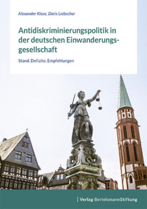 Fast zehn Jahre nach Inkrafttreten des Allgemeinen Gleichbehandlungsgesetzes (AGG) ist Antidiskriminierungspolitik in Deutschland immer noch ein Nischenthema. Das gilt trotz der von Politik und Öffentlichkeit jetzt akzeptierten Feststellung, dass es für eine erfolgreiche Migrationspolitik auch einer neuen Willkommenskultur bedarf. In den Studien, die sich mit der deutschen Einwanderungsgesellschaft befassen, steht oft der Aspekt der Integration im Vordergrund. Fragen der Diskriminierung werden dagegen nur nebenbei behandelt, obwohl die Teilhabegerechtigkeit für Migranten und ihre Nachkommen ein zentrales Element für den Erfolg von Einwanderungsgesellschaften ist. Nur so können langfristige soziale Spannungen und Entfremdungstendenzen innerhalb der Gesamtbevölkerung verhindert werden. Aber genügt die deutsche Antidiskriminierungspolitik diesem Anspruch? Die vorliegende Studie stellt die Erkenntnisse zur deutschen Antidiskriminierungspolitik im Bereich Herkunft und Religion dar, aber auch ihre Lücken und Probleme. Durch einen internationalen Vergleich werden konkrete Änderungsvorschläge für eine gute Antidiskriminierungspolitik abgeleitet.