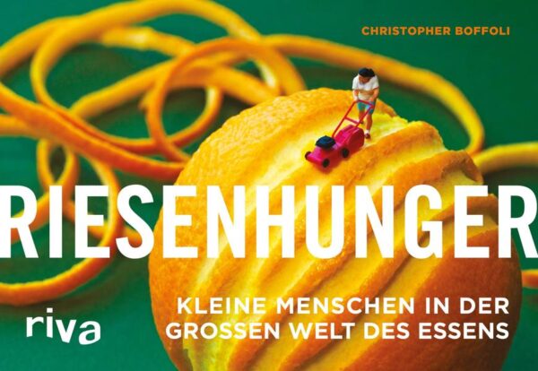 Ein kleines Männchen klaut Erdbeersamen, ein Figürchen-Mann muss den Presslufthammer einsetzen, um die Schale einer Pistazie zu öffnen, Mini-Schlittschuhläufer brechen in der Crème brûlée ein: In Riesenhunger kombiniert Boffoli Nahrungsmittel mit kleinen Figuren und kreiert eine einzigartige, künstliche Miniaturwelt, in der winzige Menschen ähnliche Alltagssituationen erleben wie wir. 256 Seiten, komplett in Farbe, machen dieses Buch zu einem perfekten Geschenk für alle, die das Außergewöhnliche lieben: Jede Doppelseite besteht aus einer einzigartigen, ganzseitigen Fotografie und einem dazu passenden kurzen Text, der das Bild humoristisch untermalt. Ein Werk, das dem Betrachter eine ganz neue Perspektive aufzeigt und in keinem Bücherregal fehlen sollte!