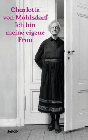 Das Leben der Charlotte von Mahlsdorf, 1928 in Berlin geboren, war ein ungewöhnliches: Die trans Frau wuchs unter einem tyrannischen Vater im nationalsozialistischen Deutschland auf und eröffnete 1960 mit ihrer Sammlung, die sie unter widrigsten Umständen zusammengetragen hatte, das Gründerzeitmuseum im Gutshaus Mahlsdorf. Die schwule und couragierte Aktivistin, die sich auch gegen das SED-System behauptete, emigrierte 1997 aufgrund neonazistischer Angriffe nach Schweden und starb 2002. Ihre spannende Autobiografie, die 1992 zum ersten Mal erschien, ist aufwühlend, witzig, frivol - und auch nach 30 Jahren noch aktuell. Mit der Neuauflage kehrt Ich bin meine eigene Frau endlich wieder zurück in den Buchhandel.