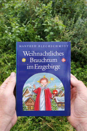 Die Weihnachtszeit ist die hohe Zeit der Erzgebirger. Sie reicht vom Adventheiligabend bis Hohneujahr, bei manchen Familien auch bis Mariä Lichtmess. Manfred Blechschmidt erzählt vom Barbaratag, vom heiligen Nikolaus und vom St. Martin, von Mettenschichten, von Krippenspielen und vom Schneeberger Turmsingen. Zahllose Bräuche beleben diese Zeit, gegenwärtige, vergessene und wiederauflebende, vom Schneiden der Barbarazweige, dem Anschieben der Ortspyramide bis zum Wasserholen in der Mitternacht des vierten Heiligabends". Knecht Ruprecht und die vogtländischen Moosmänner durchziehen die verschneiten Dörfer, während das Bornkinnel und das Scheibenberger Mothsgungel Segen und Freude in die Lichterzeit bringen. - Das weihnachtliche Brauchtum des Erzgebirges wird in seiner ganzen Fülle und Einmaligkeit erkundet