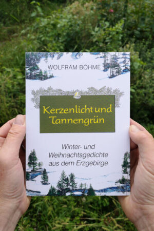 Wolfram Böhme, Lyriker, Heimatdichter und Verfasser zahlreicher Verkündigungsspiele wuchs in Zöblitz auf. Seine letzten Lebensjahre verbrachte er in Pockau. Im Erzgebirge ist er vor allem durch seine in mehreren Bänden erschienenen Mundartgedichte bekannt geworden, stimmungsvolle wie auch humoristische Miniaturen aus dem Leben der Gebirgsleute. Dieser Band enthält ausschließlich in Hochdeutsch verfasste Gedichte. Sie sind dem rauhen Zauber des Winters im Gebirge gewidmet, in den das Weihnachtsgeschehen Licht und Wärme einbringt. Der Themenbogen spannt sich vom ersten Flockenfall, vom Beginn der Adventszeit über die Wintersonnenwende zum Weihnachtsgeschehen und endet mit Mariä Lichtmess. In klaren, schlichten Versen wird diese hohe Zeit der Besinnung dem Gemüt und der Gedankenwelt des Lesers nahegebracht