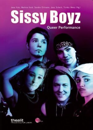 Sissy Boyz. Queer Performance versammelt Analysen und Performancebeschreibungen der queerfeministischen boygroup Sissy Boyz. Dan, Denniz, Joey, Mike und Steve - seit 2002 haben sie mit Hilfe von Drag Performances queeres Begehren mit Humor und Spaß auf die Bühne gebracht. Irgendwo zwischen subversiver Kunst, Aktivismus, feministischer Propaganda, Burlesque und pubertärem Träumen bewegen sich die konzeptuellen Arbeiten der Künstler_innengruppe: überfallartige Videoshootings auf Parkplätzen, Autogrammstunden in Einkaufspassagen, Einhörner, die mit Dildos auf dem Kopf über die Bühnen von Ladyfesten tänzeln und immer wieder kursierende Auflösungsgerüchte - daneben können die Jungs von Take That echt einpacken. Mit einer Foto-Love-Story, Auftrittsscripten, Analysen zu Männlichkeit(en), Trans* und Geschlechterverhältnissen, Streitereien und selbststigmatisierenden Intimitäten, einem scharf diagnostischen Beitrag der Praxisgemeinschaft Ärzte ohne Ängste - sowie, nicht zu vergessen: theoretische und literarische Analysen. Hier kommen jede Menge hotte Infos über die süßen Boyz. Mit Beiträgen von Josch Hoenes, Gin Müller, Noah Munier, Rike Oehlerking, Claudia Reiche u.a.