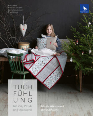 Das Buch "Tuchfühlung" ist eine inspirierende Sammlung von Anleitungen für handgefertigte Kissen, Decken und Dekorationen. Die Projekte setzen traditionelle Weihnachts- und Wintermotive in inspirierenden Farbkombinationen um, die Verarbeitung unterschiedlicher Materialien bringt Lebendigkeit in jedes Modell. Mit detaillierten Schritt-für-Schritt-Anleitungen und hilfreichen Tipps ist dieses Buch ideal für Anfänger und erfahrene Handarbeitsliebhaber gleichermaßen. Tauchen Sie ein in die Welt des Nähens und des Kreuzstickens und schaffen Sie mit Ihren Unikaten eine winterlich-weihnachtliche Atmosphäre für Ihr Zuhause. Die inspirierenden Fotografien und fantasievollen Motive auf Stickereien und Stoffen lassen uns träumen und regen gleichermaßen unsere Kreativität an.