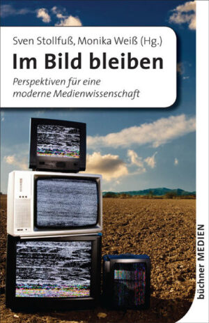 Die Methoden veraltet, die Konzepte unzureichend, die Gegenstände nebulös. In den Augen ihrer Kritiker ist die Medienwissenschaft den aktuellen Anforderungen, die durch die 'Neuen Medien' nochmals gestiegen sind, nicht gewachsen. Die jüngsten Debatten haben es deutlich zutage gefördert: Die Medienwissenschaft teilt nicht nur die Krisensymptome ihrer Nachbarfächer, sondern leidet zudem unter spezifischen Strukturproblemen. Ist die junge, einst so erfolgversprechende Disziplin etwa schon vorzeitig gescheitert? Keineswegs. Eine differenzierte, interdisziplinär ausgerichtete Medienwissenschaft, wie sie in diesem Band verfolgt wird, verfügt sehr wohl über das nötige Rüstzeug, um sich aktuellen Fragestellungen erfolgreich anzunehmen. Dass sie darüber hinaus in der Lage ist, neue Forschungsperspektiven aufzuzeigen, unterstreichen die hier versammelten Beiträge.