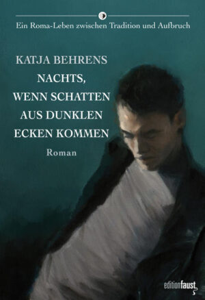 Voll wilder Freude am Leben Katja Behrens zeichnet das faszinierende Leben eines deutschen Roma zwischen Tradition und Aufbruch In einer klaren, schnörkellosen Sprache erzählt Katja Behrens von freudigen und magischen, zuweilen dramatischen und befremdlichen Begebenheiten aus dem Leben von Nono, der in einer Roma-Familie zur Welt kommt. Mit seinen Eltern und Verwandten zieht er von Stadt zu Stadt, lebt in Rüsselsheim, Darmstadt, Nürnberg, Frankfurt und Köln. Schon als kleiner Junge merkt Nono, dass er anders ist. Weil er nicht ausgestoßen werden will, beschließt er, ein »richtiger Zigeuner« zu werden. Im Alter von vierzehn wird Nono mit der dreizehnjährigen Julijana verheiratet. Mit achtzehn ist er bereits zweifacher Vater. Er weiß, dass er Männer liebt, und legt drei Jahre später seine Homosexualität offen, was erst einmal zum Bruch mit der Familie führt. Die lakonischen Geschichten fügen sich zu einem Lebensbild im Konflikt zwischen individueller Selbstverwirklichung und familiärer Tradition. Eine eigentümliche Leichtigkeit ist den Geschichten eigen. Und doch zeugen sie von Schwermut und Schicksalsschlägen, von einem Leben inmitten einer immer wieder neuen, oft feindseligen Umgebung. Die zwischen die einzelnen Kapitel eingestreuten Gedichte und Lieder von Roma-Dichtern und -Dichterinnen bewegen den Leser, kurz innezuhalten. Im Zusammenspiel mit den Geschichten lassen sie einen einzigartigen, poetischen Sound entstehen. »Er schämte sich und ließ die Hänseleien über sich ergehen. [...] Und er hatte Angst. Aber wollte jetzt erst recht ein richtiger Zigeuner sein.« »Und als er im Morgengrauen nach Hause kam, fühlte er sich in zwei Teile gerissen, die nicht mehr zusammenzubringen waren.«