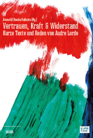 Es sind nicht die Unterschiede, die uns hemmen, es ist das Schweigen. Mit ihren Gedichten, Texten und Reden wollte Audre Lorde (1934-1992) das Schweigen über Rassismus_Sexismus_Klassismus in politischen Aktivismus transformieren. Sie wurde und ist noch immer eine der wichtigsten Inspirationen für antirassistische Frauenlesbenbewegungen. Im deutschen Kontext hat ihr aktivistisches und akademisches Engagement in den 80er Jahren zentral zu Debatten um Rassismus_Antisemitismus innerhalb feministischer Zusammenhänge beigetragen und Schwarze feministische Stimmen sowie das Bilden einer Community bestärkt. Noch bis heute wirkt ihr Denken fort und verhelfen ihre W_orte zu: Vertrauen, Kraft & Widerstand. Der Band, herausgegeben von AnouchK Ibacka Valiente, bietet mit elf kurzen, erstmals ins Deutsche übersetzten Texten und Reden von Audre Lorde eine pointierte Einführung in die Ideen ihres politischen Handelns. Eindringlich formuliert Audre Lorde darin ihre noch immer aktuelle Dominanzkritik sowie Ansätze zu antidiskriminierendem Aktivismus: von sprachlichen Interventionen bis zur Schaffung politischer Bündnisse über Differenzen hinweg.