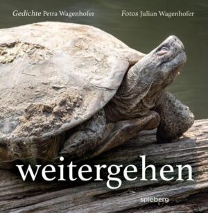 Meeresschildkröten legen ihre Eier am Strand ab. Die Schildkrötenbabies sind jetzt sich selbst überlassen. Sobald sie geschlüpft sind, suchen sie sich den Weg zurück ins Meer. Der Mond gibt ihnen dabei Orientierung. Auch wir Menschen sind unterwegs. Welche Fixpunkte gibt es in unserem Leben? Wohin gehen wir? Wer geht mit? Was nährt uns? Was hindert uns am Weitergehen? Dieses Buch mit Gedichten und Naturfotografien ist, genau wie sein Vorgänger „im Werden“ eine poetische Einladung, beim „Weitergehen“ immer wieder einmal inne zu halten und sich neu auszurichten.