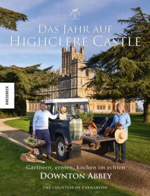 Das echte Downton Abbey - ein Blick hinter die Kulissen Willkommen auf Highclere Castle! Lady Fiona öffnet die Tore ihres Landgutes und gewährt einen exklusiven Einblick in die Parks, Gärten und Ländereien des englischen Herrenhauses, das als Drehort der Serie Downton Abbey zu einem der bekanntesten Orte der Welt wurde. Sie erkunden mit ihr die versteckten Winkel des Anwesens, die prachtvollen Gärten und üppige Wildblumenwiesen. Das Jahr auf Highclere Castle ist zugleich Gartenbuch als auch Kochbuch, denn neben Geschichten und Anekdoten verrät Lady Fiona auch köstliche Rezepte für jede Jahreszeit, die aus den lokalen Produkten gezaubert werden können. Holen Sie sich mit Das Jahr auf Highclere Castle einen Hauch von britischem Landhaus-Feeling nach Hause. Die Jahreszeiten in den Gärten von Highclere Downton Abbey gehört mit über 400 Millionen Zuschauern zu den erfolgreichsten TV-Serien weltweit. Pünktlich zum Start des neuen Downton-Abbey-Kinofilms können Sie mit Das Jahr auf Highclere Castle neue Inspirationen aus dem englischen Landleben für Ihr eigenes Zuhause sammeln und das Gartenjahr ganz nach dem Vorbild Highcleres gestalten. Erfahren Sie, was in den verschiedenen Jahreszeiten in den Gärten zu tun ist, welche Pflege verschiedene Pflanzen benötigen oder wann Gemüse- und Obstsorten Saison haben. Neben Einblicken in die Bewirtschaftung des Landguts erhalten Sie von Lady Fiona auch nützliche Gartentipps und Infos zur Selbstversorgung und Haltung von Nutztieren. Schmackhafte Rezepte für das ganze Jahr Neben Gartenwissen lüftet Lady Fiona auch die Küchengeheimnisse Highclere Castles. Die über 100 saisonalen Rezepte im Buch sind inspiriert von lokalen Produkten, die auch selbst im Schloss angebaut und produziert werden. Für jede Jahreszeit hat Lady Fiona die passenden Rezepte für Vorspeisen, Hauptgerichte, Desserts und Gebäck, Snacks und Getränke parat. Auch Ideen zur Haltbarmachung, zum Einlegen und Einkochen von Obst und Gemüse, sowie Rezepte für herzhafte Chutneys und süße Marmeladen finden Sie im Buch. Außerdem gibt Lady Fiona Tipps für legere Cocktailabende, festliche Dinner und gemütliche Picknicks - alles very british und ganz im Stil von Downton Abbey! Zu Gast auf Highclere Castle! Freuen Sie sich auf authentische englische Küche: Frühling: Selleriesuppe mit Ziegenkäse-Croutons, Gartenkräuter-Fritatta, gebratene Forelle mit Erbsen und Saubohnen, Rhabarber Crumble Sommer: Roastbeef-Salat mit hausgemachtem Meerrettich, kalte Gurken-Minze-Suppe, langsam gebratenes Lamm mit Anchovis, Knoblauch und Kräutern, Hausgemachte Limonade Herbst: Gebackene Feigen mit Ziegenkäse und Prosciutto, Quiche mit Pilzen und Gruyère, Hähnchen mit Estragon, Brombeer Upside-Down-Cake, Hagebutten-Sirup, Schlehen-Gin Winter: Pastinaken-Apfel-Suppe, Salat mit Wintergemüse und Honigdressing, Fasan mit geräuchertem Speck, Wildpastete, Highcleres Zitronenkuchen Das Jahr auf Highclere Castle enthält über 300 Farbfotos und steckt voller kulinarischer Köstlichkeiten, Geschichten über die Schätze auf dem Anwesen, ungelüftete Geheimnisse des Hausarchivs und vielem mehr. Holen Sie sich ganz stilecht einen Hauch von englischem Landadel in die heimischen vier Wände. Ein Buch für alle, die das traditionelle englische Landleben lieben und das ideale Geschenk für alle Fans von Downton Abbey!