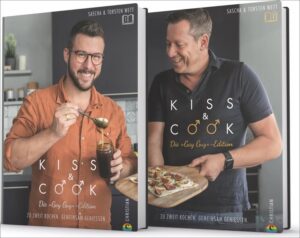 Sascha und Torsten Wett von »Die Jungs kochen und backen« liefern mit diesem Buch-Set das ultimative Kochbuch für schwule Paare. Ab sofort ist Schluss mit Krach beim Kochen und Krieg in der Küche! Denn mit diesem Kochbuch-Set kocht jeder Partner seinen Part des Gerichts, und so entstehen ganz einfach die tollsten Gerichte für jeden Anlass. Zudem ist die Gay Edition von »Kiss & Cook« das ideale Geschenk für die Wohnungseinweihung, die Verlobung oder die Hochzeit.