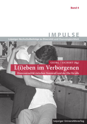 Frauen, die Frauen lieben, und Männer, die Männer lieben, können ihre sexuelle Identität in Deutschland heute weitgehend frei ausleben. Der Staat und auch die Gesellschaft hindern sie nicht daran. Das war nicht immer so und ist eben deswegen keine Selbstverständlichkeit. Der Blick zurück in die Geschichte zeigt, wie steinig der Weg zur Emanzipation von Homosexuellen in Deutschland war. Viele kleine Meilensteine lagen dazwischen - Meilensteine, die sich die Schwulen- und Lesbenbewegung hart erkämpft hat. Der Begleitband zur gleichnamigen Ausstellung des Gleichstellungsbüros der Universität Leipzig wirft Schlaglichter auf eine bewegte Geschichte zwischen den Stonewall-Unruhen und der Ehe für alle und nimmt dabei insbesondere die Situation von Homosexuellen in der DDR in den Blick. Ausgewählte Expert_innen beleuchten das Thema aus verschiedenen Perspektiven. Zeitzeugen und Fotografien des bekannten Leipziger Bildchronisten Armin Kühne aus den 1970er-Jahren geben authentische Einblicke in eine Zeit, in der gleichgeschlechtliche Liebe noch im Verborgenen stattfinden musste.