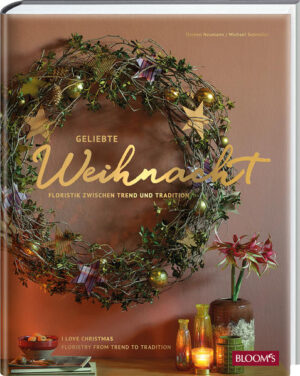 Unterschiedliche kreative Weihnachtsdekorationen zu vier Farbthemen und verschiedenen Wohnstyles nimmt das neue Buch „Geliebte Weihnacht“ in den Blick. Die beiden Floristen Doreen Neumann und Michael Sutmöller stellen zahlreiche adventliche und weihnachtliche Dekorationen für das eigene Zuhause vor. Die dabei entstandenen Ideen sind neu und innovativ, lassen aber auch das Traditionelle nicht aus den Augen. Vom Adventskranz in der angesagten reduzierten Form, über Lichterideen bis zu alternativen Weihnachtsbaumkreationen zeigen sie die Vielfalt professioneller und zeitgemäßer Floristik. Genaue Anleitungen, Werkstoff- und Materialangaben helfen bei der eigenen Umsetzung. Im Hinblick auf berufliche Anwendungen werden die farblichen und stilistischen Gemeinsamkeiten zusammengefasst, die auch floristikbegeisterten Kreativen als Inspiration dienen. Das Buch ist das unentbehrliche Must-have für alle, die sich auf die Weihnachtssaison vorbereiten und einstimmen wollen.