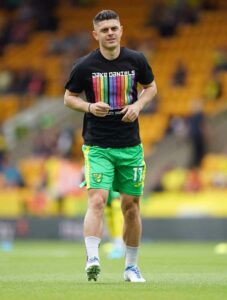 Norwich City's Milot Rashica zeigt Unterstützung für Jake Daniels. (Foto: picture alliance / empics | Joe Giddens)