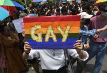 Ein Mitglied der Lesben-, Schwulen-, Bisexuellen-, Transgender-, Intersex- und Queer-Gemeinschaft (LGBTIQ+) hält während einer Pride-Parade in Kathmandu am 11. Juni 2022 ein Plakat mit der Botschaft „Schwul“ in der Hand. (Foto von PRAKASH MATHEMA / AFP)